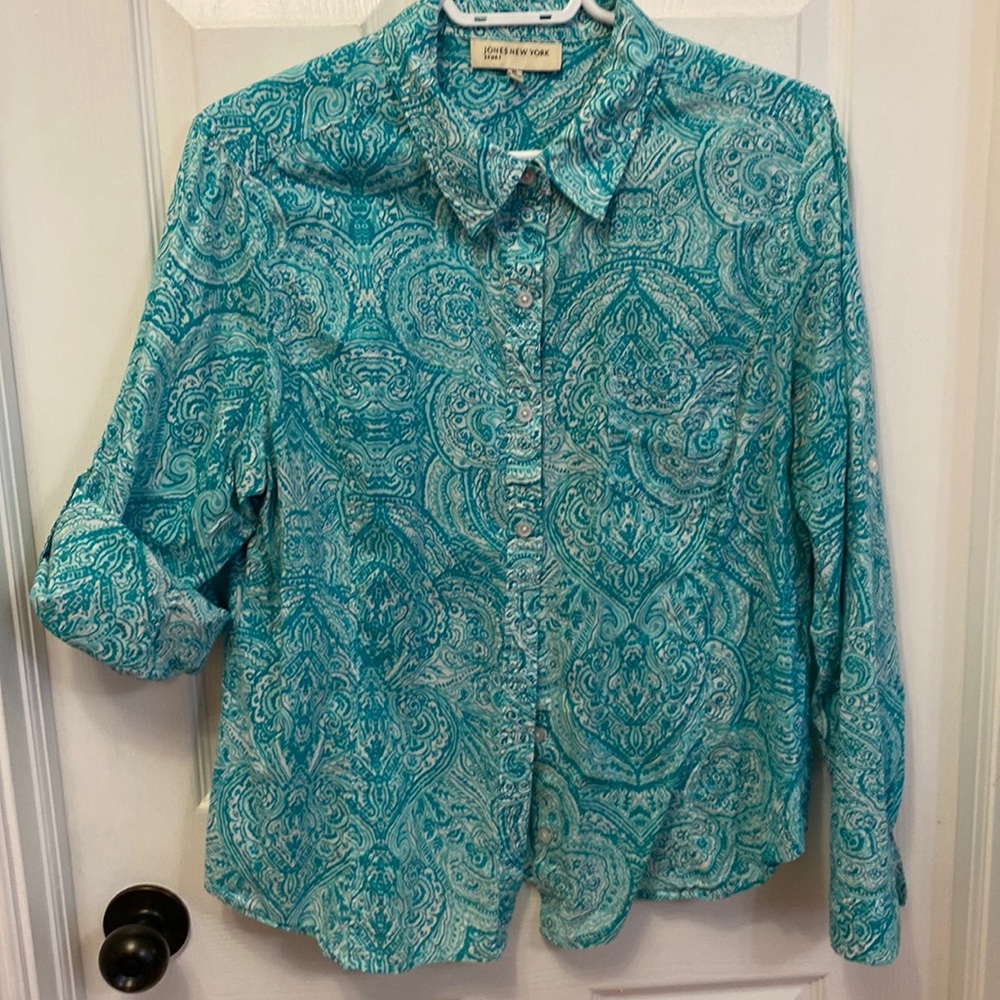 Jones New York blouse. Sleeves can roll op to 3/4 length